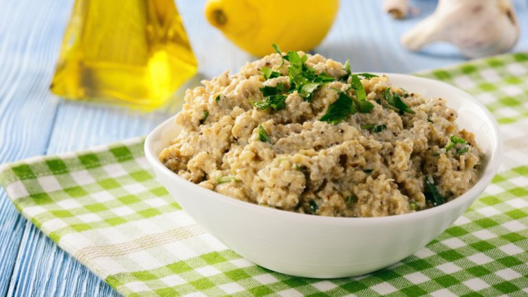 Дип от патладжан и маслиниЛесен, бърз и много вкусен дип, а патладжани вече има целогодишно. Два големи патладжана се изпичат, белят и отцеждат. Изсипват се в дълбока купа и към тях се прибавят шепа черни маслини без костилки, 2-3 супени лъжици заквасена сметана, 1-2 супени лъжици тахан, сол, пипер и лимонов сок.
Всичко се намачква на грубо пюре, за да се усещат парченцата зеленчуци. Сервира се с постен хляб или арабски питки. Може да се добави лук или чесън за по-изразителен вкус.