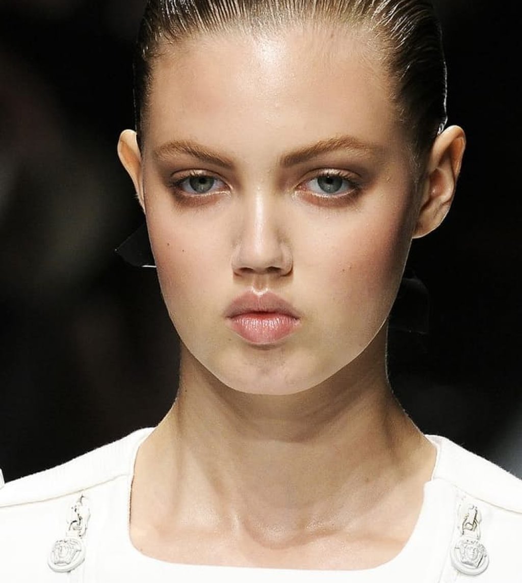 Линдзи Уиксън е работила за Chanel, John Galliano, Versace Vanitas, Miu Miu, Jill Stuart and Alexander McQueen. Но преди това, доста агенции са й казали, че няма подходящ външен вид за модел, предимно заради формата на устата й