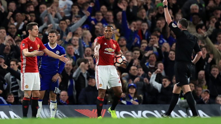 Червеният картон на Ерера натежа много за крайния изход
Тактиката на Моуриньо беше Юнайтед да се брани и да очаква шанса си, а с червения картон на Ерера всичко се промени. Останали с човек по-малко, за "червените дяволи" беше трудно да удържат лондончани.