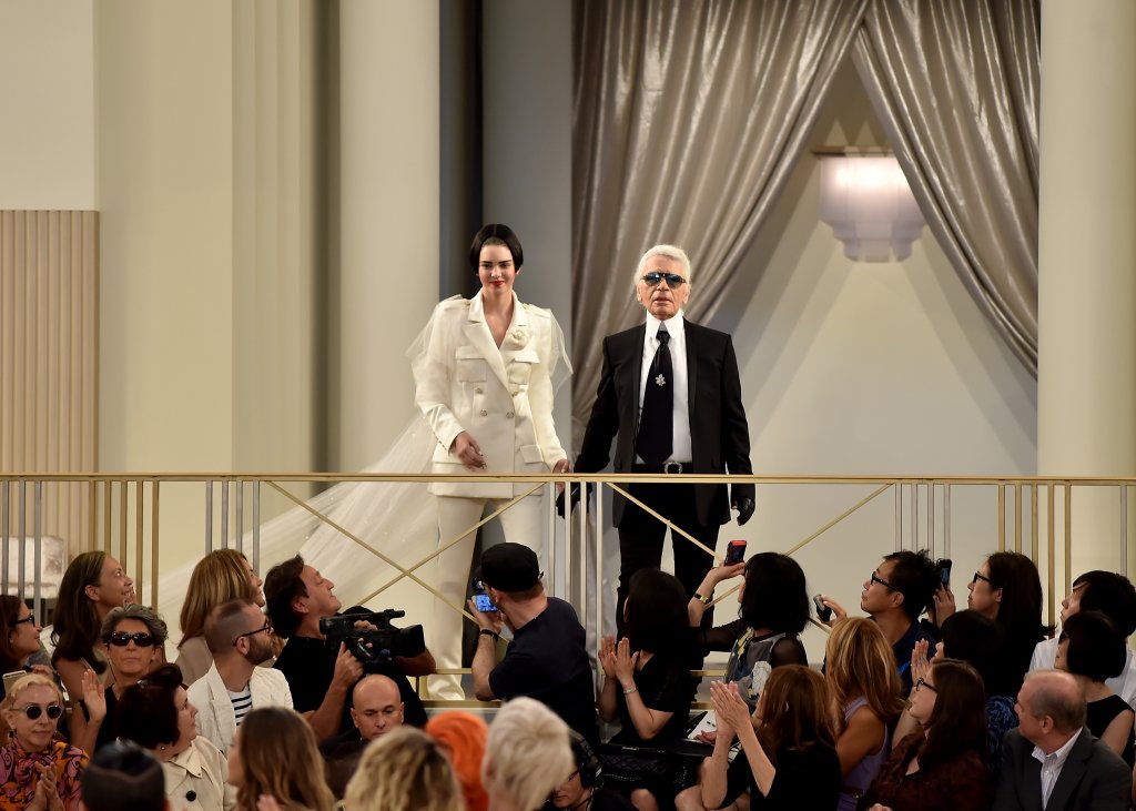 "Нямах никаква идея кое е това момиче"Разликата с останалите сестри Кардашиян е толкова голяма, че някои дори нямат никаква идея, че Кендал е част от това семейство. Един от първите наистина важни ангажименти, които Дженър получава, е за легендарния Карл Лагерфелд. Той чистосърдечно си признава, че е нямал никаква идея кое е това момиче и че е риалити звезда.