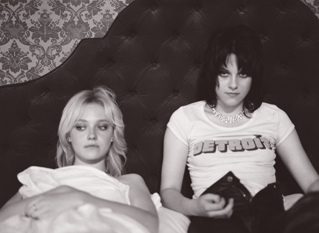 Същата година излиза и биографичният The Runaways, който разказва за известната женска рок-група. Кристен Стюарт играе Джоан Джет, а Дакота Фанинг е Шери Къри.