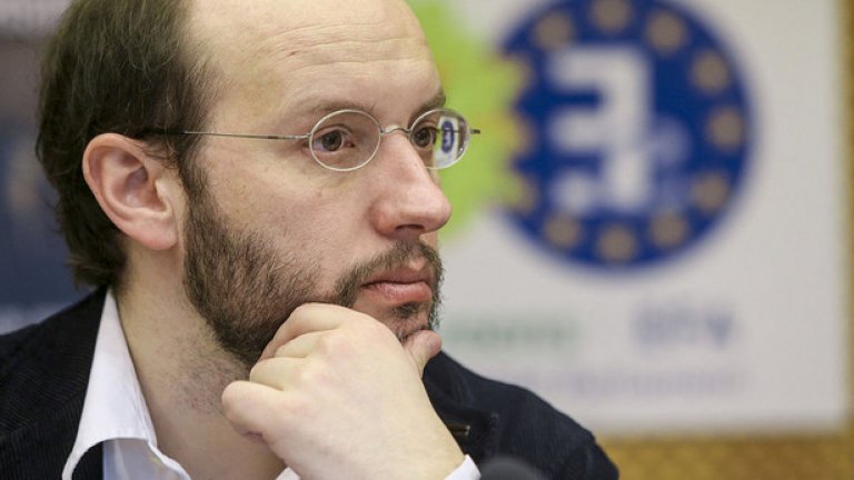 LIVRE - Португалия  
 Година на основаване: март 2014
 Колективно лидерството. На снимката – водачът на листата за европейските избори Риу Таварес, който не бе избран 
 Идеи: Еко-социализъм, демократичен социализъм, социално равенство, пряко издигане на кандидати в листите, онлайн дебат за предизборни политики.
 Резултати: Партията бе регистрирана два месеца преди Европейските избори през май миналата година. Успя да спечели едва 2 на сто, в момента социологическите проучвания й отреждат „тежест“ от около 3 на сто, но Livre не крие амбиции да завземе властта.