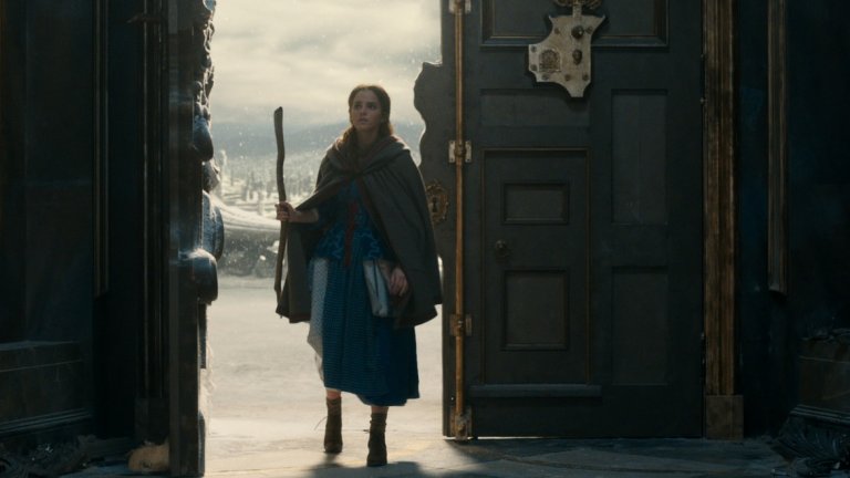 Главната героиня Бел се озовава в мрачен замък, който само на пръв поглед е пуст.