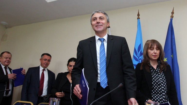 Трите групи на ГЕРБ, БСП и ДПС разполагат с общо 152 мандата в парламента. Ако не изменят на позицията си да не подкрепят нов кабинет, той няма как да събере нужното мнозинство, за да встъпи в длъжност.