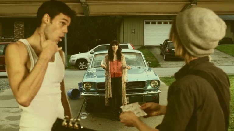 Carly Rae Jepsen - Call Me Maybe
Веселата поп пънкарийка успя бързо да стане световен хит и това далеч не е за чудене. Парчето се лепи за главата ти като калории на пазеща диета леля. И всяко слушане на Call Me Maybe води до поне няколко часа дразнещо припяване на текста. Ако не друго, поне песничката е забавна.