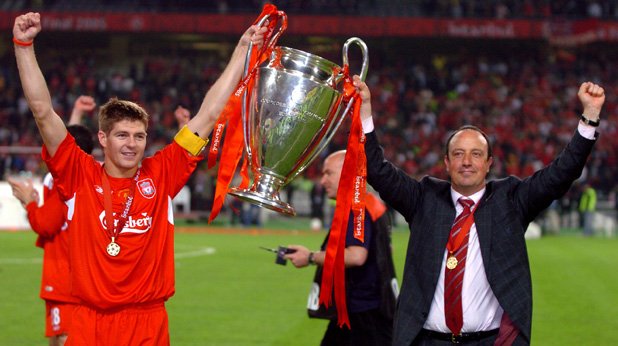 Радостният Стивън Джерард с Рафа Бенитес след триумфа в Шампионската лига през 2005-а в Истанбул