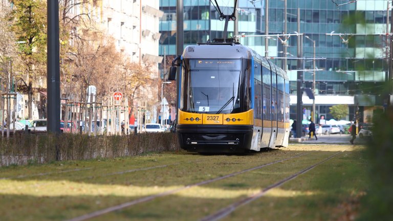 Шофьори продължават да навлизат по трамвайните линии и да засичат мотрисите