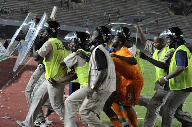 1. Сенегал срещу Кот Дивоар

Дидие Дрогба е вкарал доста голове за родината си, но едва ли някой от тях е предизвиквал по-тежки реакции от реализираната от него дузпа срещу Сенегал в квалификацията между двата отбора за турнира на Купата на африканските нации.

На снимката - Коло Туре е ескортиран от полицаи, след като феновете на Сенегал нахлуват на терена в Дакар