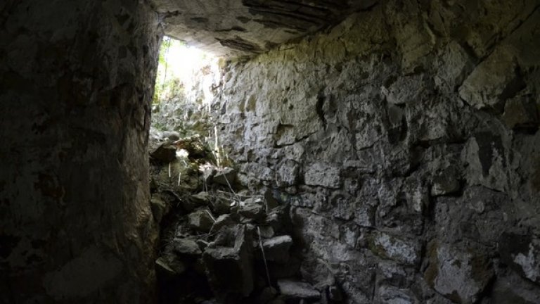 Някога оттук войниците са достигали до откритото артилерийското гнездо, полувкопано в земята.