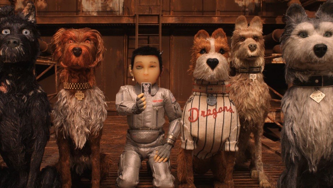 "Островът на кучетата"


Не имало година, в която талантливият хипстър Уес Андерсън да излезе с филм и той да не попадне сред най-добрите и високо оценени заглавия за съответниия 12-месечен период. „Островът на кучетата“ е вторият опит на Андерсън в stop-motion анимацията след великолепния „Фантастичният Мистър Фокс“ и сега сред феновете му се разгръща гореща дискусия кой от двата е по-добър. Но защо да избираме. 
И двата са страхотни, стилни, напоени с хумор и вкусна чудатост. „Островът на кучетата“ черпи вдъхновение от японската култура и естетиката на Куросава, и функционира като майсторски композирано любовно писмо към магическата атмосфера на Далечния изток. Радикализирани левичари от западните медии се опитаха да обвинят филма в „културно присвояване“, но жалките им опити за саботаж и „сошъл джъстис“ терор се провалиха. Филмът ще отлежава като добро вино, както става с повечето парчета кино на мистър Андерсън.

