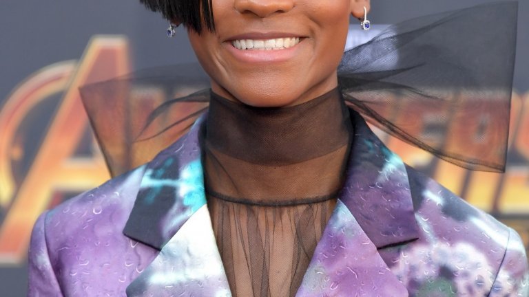 10. Летиша Райт
Тъмнокожото момиче с широка усмивка стана фаворит на зрителите с ролята си в изненадващия хит на годината "Черната пантера" (Black Panther). Там тя играе Шури – по-малката сестра на главния герой Т Чала, която не е традиционната принцеса, а е и технологичен гений. Повтори ролята в мащабния "Avengers: Infinity War", а най-големият успех безспорно е номинацията за награда "Еми" за участието си в антологичния сериал Black Mirror. Очакват я още големи проекти – романтичният научно-фантастичен филм "Hold Back The Stars", в който ще си партнира с Джон Бойега (Фин от новите "Междузвездни войни"), предполагаема роля във филма Gueva Island с Риана и Доналд Глоувър, както и неизбежното продължение на "Black Panther".