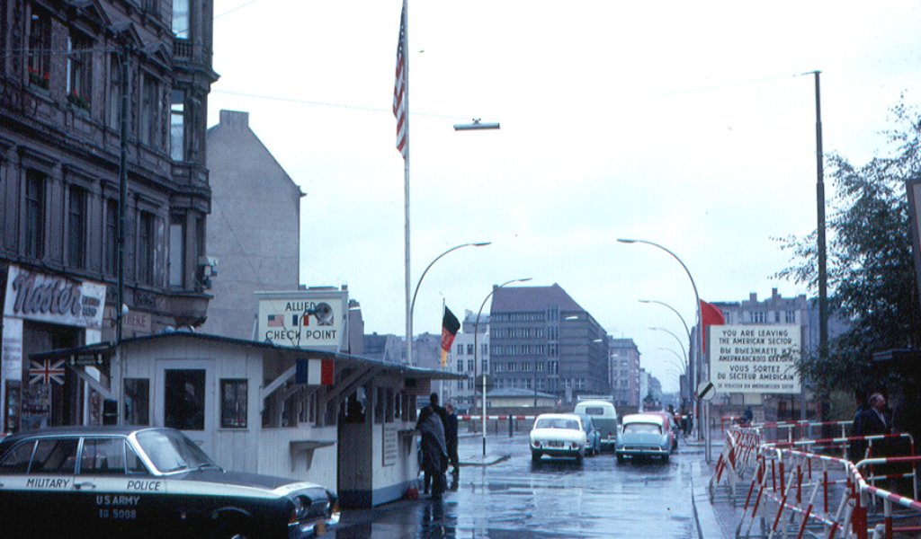 Berlin_-_Checkpoint_Charlie_1963