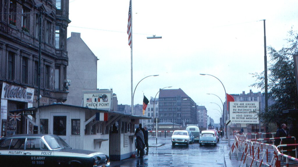 Berlin_-_Checkpoint_Charlie_1963