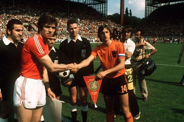 Капитаните на България и Холандия - Христо Бонев и Йохан Кройф - се поздравяват преди единствения мач между двата тима на големи футболни финали - Световното първенство през 1974 г.