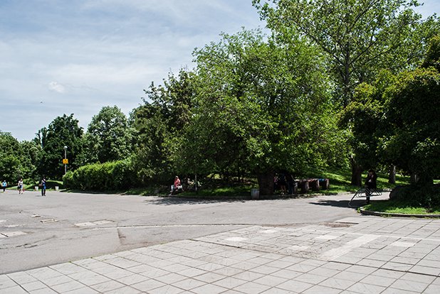 Понякога "Баба Яга" се нарича целия район зад паметника на Съветската армия