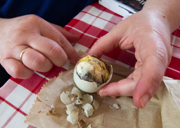 Не изглежда никак приятно, но във Филипините похапват Balut – сварено яйце с жив патешки зародиш