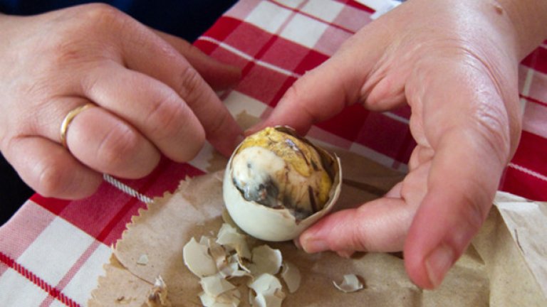 Не изглежда никак приятно, но във Филипините похапват Balut – сварено яйце с жив патешки зародиш