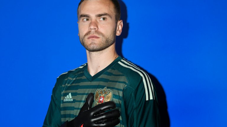 Игор Акинфеев
Стражът прави дебюта си за националния отбор още на 18 и оттогава, в продължение на вече 14 години, е неизменният №1 под рамката на вратата за Сборная. Акинфеев е продукт на школата на ЦСКА Москва и прекара цялата си кариера в столичния гранд. Има вече над 100 мача за Русия и ще бъде един от футболистите, на които страната-домакин ще разчита най-много.