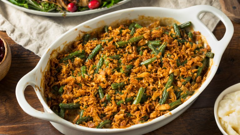 Запечен зелен бобЛесно и бързо – две консерви от по 500 грама зелен боб се отцеждат и се запържват в тиган с малко мазнина и една глава лук на ситно. Когато бобът омекне, се прехвърля в тава за печене, където се разбърква с чаша сметана, половин чаша брашно, сол, черен пипер и малко чесън на прах. Запичаме на 170 градуса до апетитна коричка и поднасяме веднага.