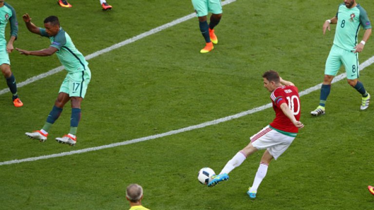 Голямата изненада дойде в 19-ата минута, когато опитният Золтан Гера покоси играчите от селекцията на Фернандо Сантош.