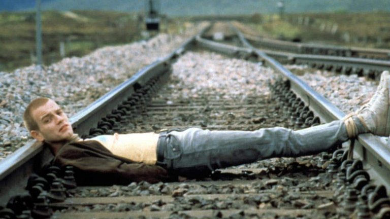 1. "Трейнспотинг"(Trainspotting, 1996)
Без съмнение това е най-доброто от кооперацията между Бойл и Макгрегър – и филм, който изстрелва младия шотландец на върха. Адаптацията по романа на Ървин Уелш е по-добра от самата книга, а статутът на филма е толкова култов, че прави световен фурор. Свят на дрогата и лесните пари, опасен, но и много комичен. "Трейнспотинг" е филм за всичко – за младостта, за провинциализма, за верността, за приятелството и за пристрастяването. Посланието "избери живота" е онова, което пренесе стотици хиляди младежи от бившия Източен блок през ужасните дебри на постсоциалистическата действителност. А Макгрегър имаше сериозен принос за това.
