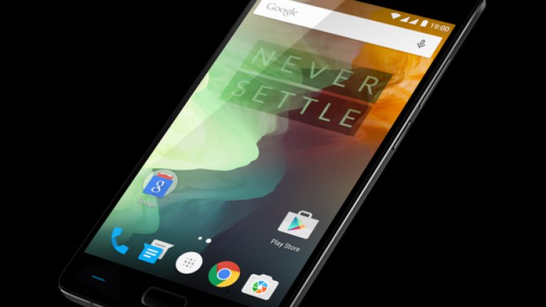 3. OnePlus 2
Качество от най-високия възможен клас за цена от 329 долара? Мотото на OnePlus неслучайно е "убиецът на флагмани". OnePlus 2 не е перфектен, но покрива всички изисквания за качество - добър дисплей и впечатляваща производителност с изчистен софтуер и отлично качество на изработка. 
Най-доброто преимущество на OnePlus 2 е мощната батерия - по този признак телефонът няма конкуренция дори в тази класация. 
Добрата новина е, че вече ще бъде достъпен за покупка без изчакване на покана - идеално време да си поръчате подарък преди празниците.