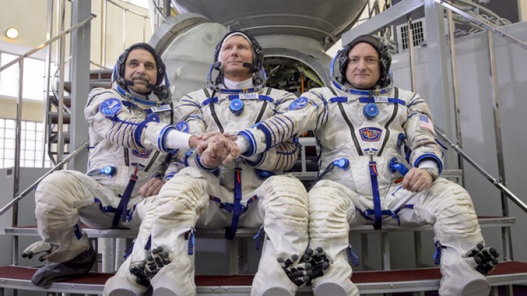 Космонавтите Генади Падалка, Михаил Корниенко и Скот Кели се подготвят за мисията в симулатор на кораба "Съюз" на 5 март 2015-та година. Те бяха изстреляни в космоса на 28 март 2015-та и останаха там 340 дни. 