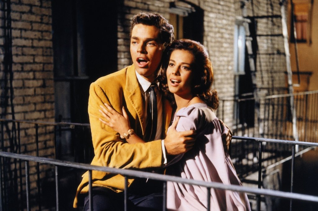  „Уестсайдска история”(1961)

Филмът поставя историята за Ромео и Жулиета в малко по-нова среда. В малък салон всички танцуват, а в двата края на залата стоят Тони и Мария. Погледите им се пресичат само за миг и вече не могат да отлепят очи един от 