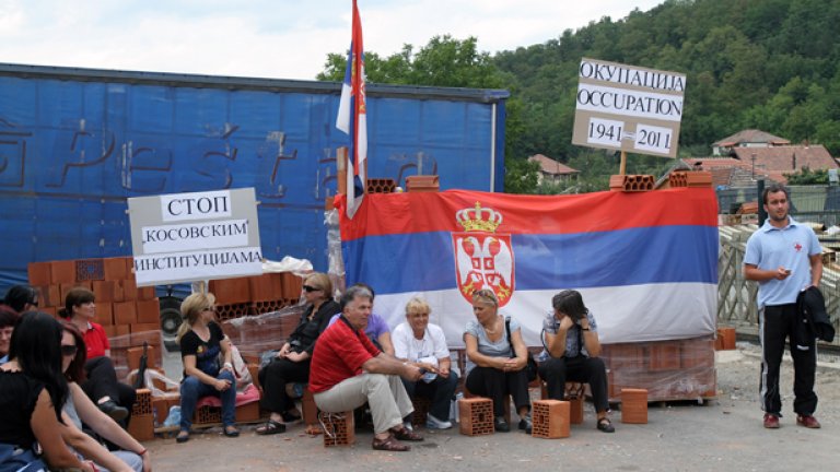 Гневни косовски сърби по барикадите...