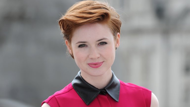 От Doctor Who до Холивуд
Гилън намира място в сърцата на феновете на фантастиката с участието си в британската поредица Doctor Who. Тя играе ролята на Ейми Понд и си партнира с Единадесетия доктор (Мат Смит). Въпреки популярността на сериала, Карън казва, че той "не е катапултирал кариерата" ѝ нагоре, нито ѝ е спестил борбата за роли. През 2013 г. се мести в САЩ и тепърва трябва да се доказва там.