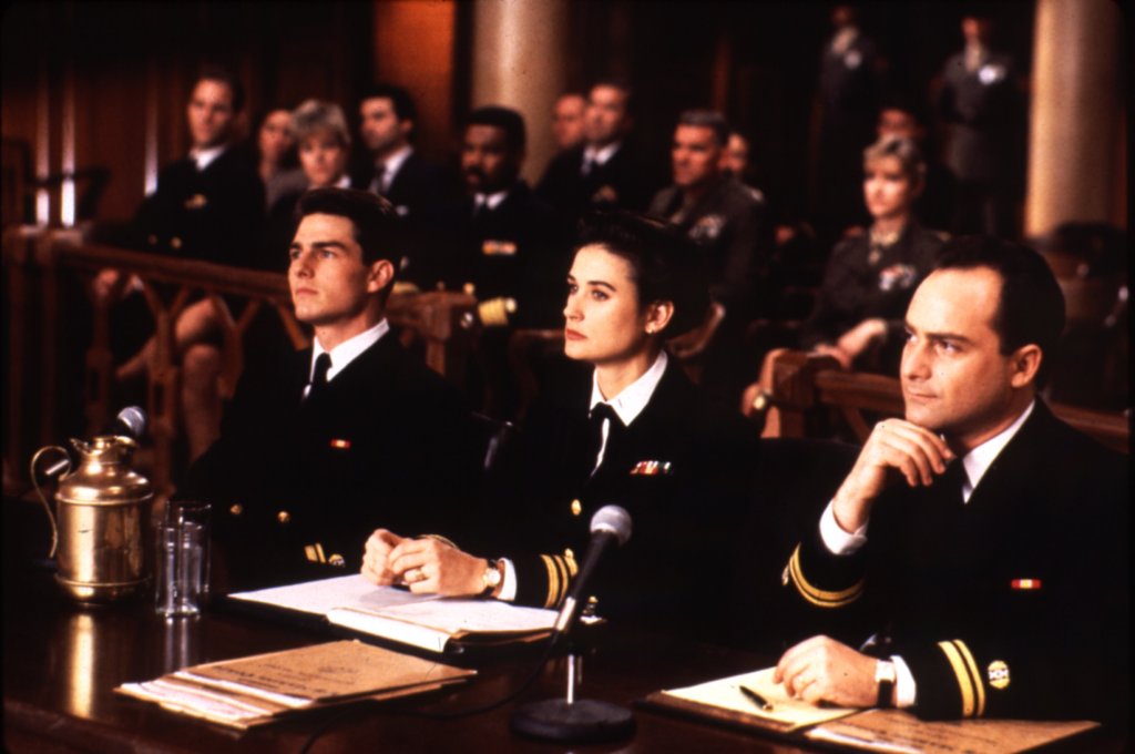 „Доблестни мъже“ (1992 г.)
Сюжетът проследява младия военноморски адвокат Даниел Кафе (Том Круз), който поема защитата на двама морски пехотинци, обвинени в убийството на свой колега. Делото го изправя срещу харизматичния и безкомпромисен полковник Нейтън Джесъп, изигран от Джак Никълсън в една от най-запомнящите се роли в кариерата му. В актьорския състав участват още Деми Мур и Кевин Бейкън.