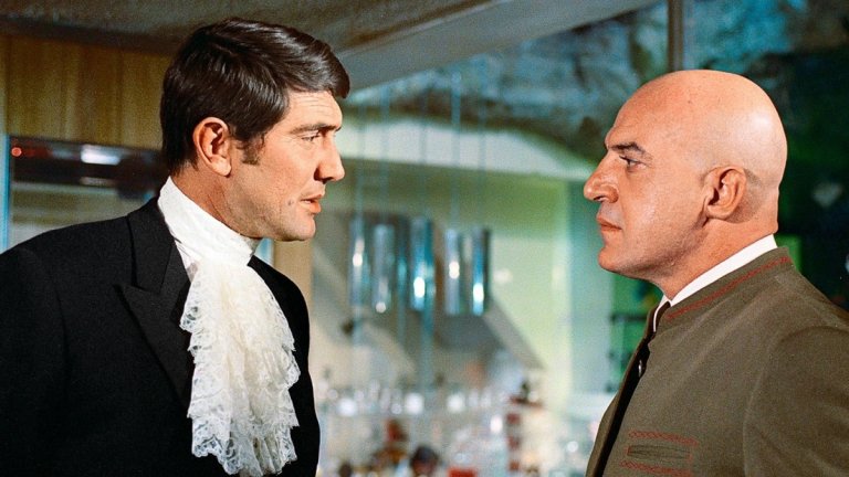 "В служба на Нейно величество" (On Her Majesty's Secret Service, 1969 г.)
Бонд е: Джордж Лейзънби
Нещо свежо, нещо различно, нещо... с халка? Филмът ще ви предложи един различен Бонд, който така и няма да откриете в другите. Тук обект на любовния интерес на 007 е прелестната Даяна Риг в ролята на италианска контеса, а завоеванията отстъпват място на истинска любов.
Тук Бонд вече знае кой е начело на СПЕКТЪР и търси лидера му, но така се озовава в необичайна ситуация - спасява жена, която планира да се самоубие. Това тласка шпионина в правилната посока и към поредната конспирация, този път свързана с проминване на мозъци и... бактериологична заплаха.