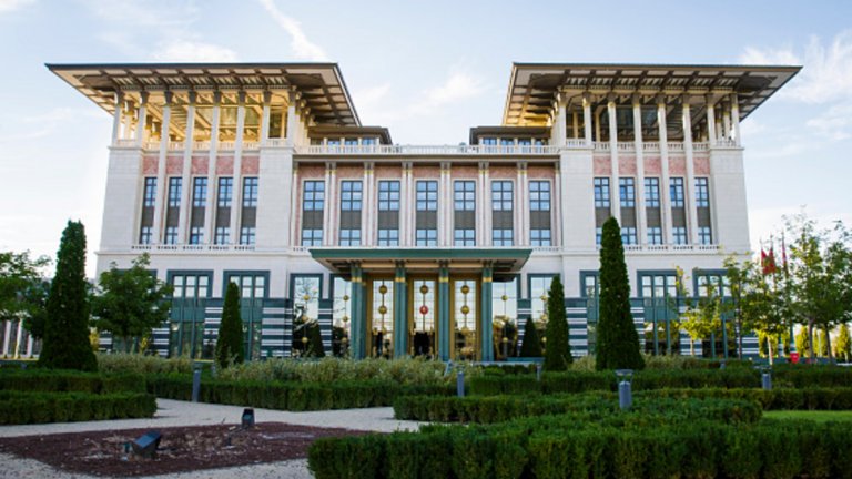 Белият сарай, Анкара

Внушителната резиденция беше построена по поръчка на турския президент Реджеп Тайип Ердоган. Стойността на изграждането на Сарая се изчислява на 615 милиона долара, а със своите 1100 самостоятелни стаи имението на Ердоган се оказва по-голямо и от Версайския дворец.