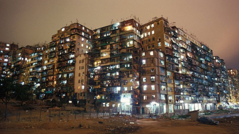 Зазиданият град е човешки феномен - над 33 000 семейства и бизнеси обитават 300 свързани и извисяващите се сгради, построени без приноса на нито един архитект