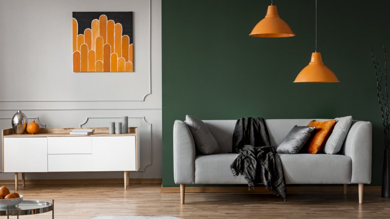 Настъпват по-дълги, топли и светли дни, а ако се случва понякога да не ги използвате за дълга разходка, можете преспокойно да откраднете някоя от нашите идеи за смяна на сезона вкъщи: 
Въведете нов цветен акцент
Оранжеви лампи и оранжева възглавница, които се връзват с цвета на портокалите на масата? Може и да звучи като нещо, което би се харесало само на истински педантичните към детайла, но само опитайте да внесете по-дързък цветен акцент вкъщи. Уверяваме ви, че следващия път в магазина ще търсите килим или възглавница в същия цвят, а ако намерите нещо такова и го сложите, чувството ще бъде сякаш сте подредили сложен пъзел.