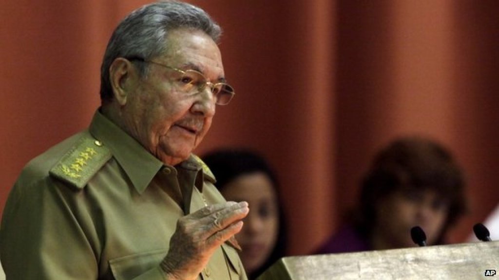 _71903032_71903031raul castro
