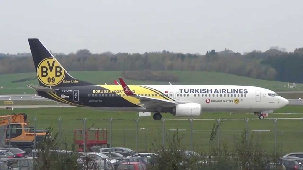 Един от двата логоджета на Turkish airlines с Борусия Дортмунд