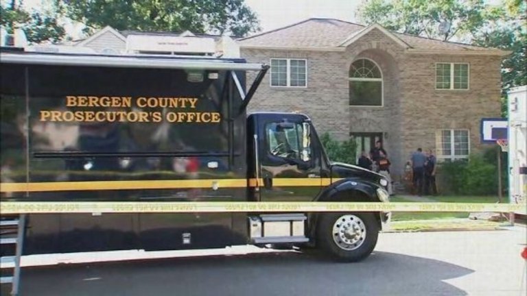 Според ESPN, полицията работи по версия за самоубийство, въпреки че първоначално се съобщаваше, че се разседва убийство.