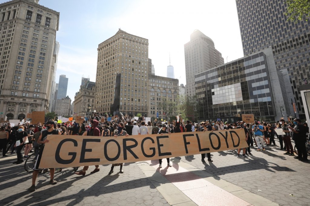 Протестиращи носят транспарант с името на загиналия Джордж Флойд по време на протест в Манхатън, Ню Йорк.