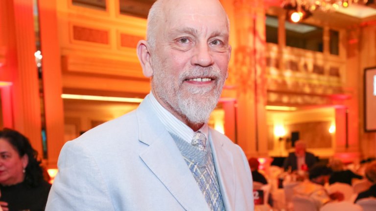 Расте в буйно семейство
Актьорът е споделял, че в детството си е бил бит от баща си - журналист и активист в областта на околната среда, както и от по-големия си брат Дани. Не приема това за нещо специално. "Прекрачваш границата и те бият. Това беше често срещано по онова време. Да, имаше доста насилие, докато растях, но какво от това?", казва Малкович.
За вече покойния си брат разказва, че го обича - Дани е бил забавен и умен, но също така е бил "мъчител". А според една легенда Малкович е подгонил по-големия си брат с нож, когато му писнало да бъде тормозен.