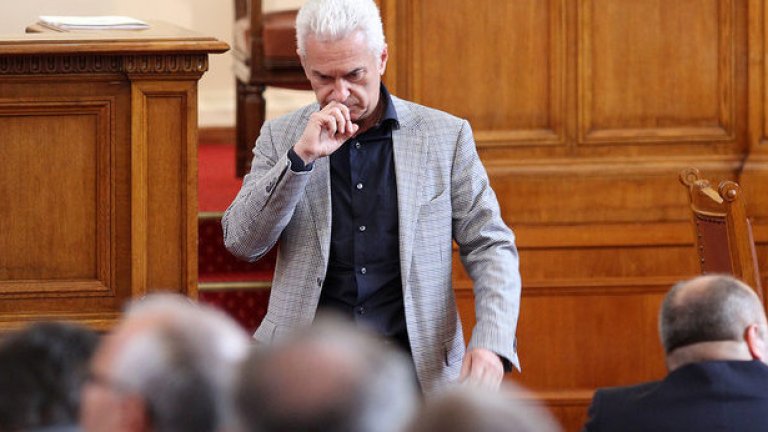 След златото Сидеров си е намерил нова мантра - щом държавата може да намери няколко милиарда да спаси банка, то трябва да даде тези пари за увеличаване на пенсиите