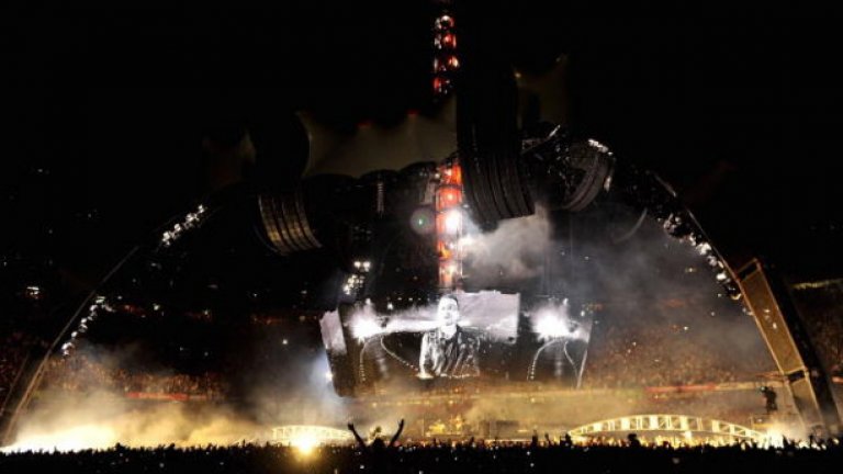 1. U2 – U2 360° Tour – $736,421,584
"360" може да се похвали с над 7 милиона продадени билети за 110 концерта, което е достатъчно и за титлата "най-посещавано турне в историята".Нямаше непревзети територии за U2. Като цяло и доходите, и посещаемостта бяха зашеметяващо високи - около $6.4 млн. и 63 600 зрители на всяко шоу. Успехът на "360" е в по-голяма степен потвърждение за глобалната популярност на бандата, както и за уникалната 360-градусова сцена, довела до увеличение на броя зрители с около 15%-20%, отколкото за цените на билетите, най-евтините от които са били само $30, а най-скъпите не са надминавали $250.