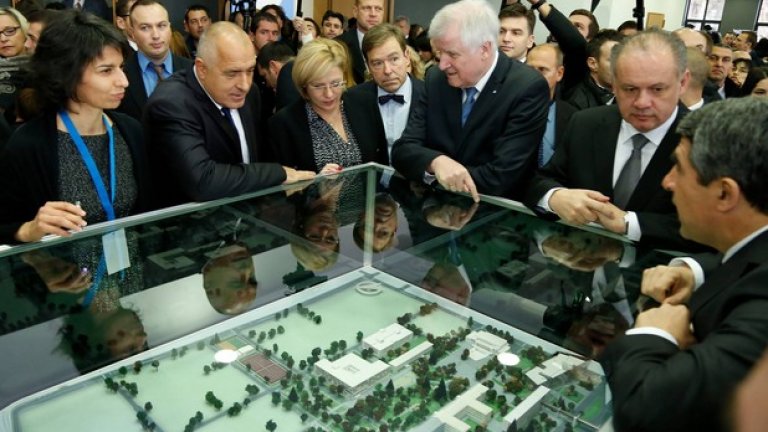 Елица Панайотова (първата вляво) в компанията на премиера Бойко Борисов и президента Росен Плевнелиев при официалното откриване на София Тех Парк