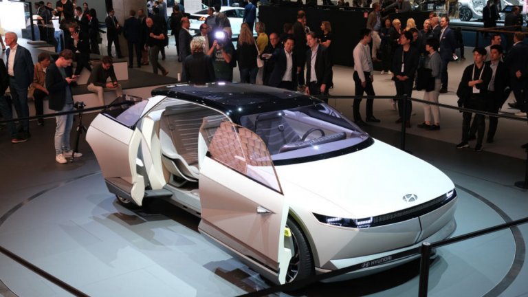 Hyundai Concept 45 
Превръща се в нещо като традиция за Hyundai във Франкфурт да представят футуристично изглеждащи автомобили с невероятни екстри. Concept 45 например няма странични конзоли, които да прекъсват хоризонталните му линии, а вратите се отварят в две противоположни посоки. 
Интериорът е също толкова футуристичен, със седалки, които напомнят по-скоро на някое сепаре в клуб. За съжаление повечето подобни идеи на компанията не стигат до серийно производство, както ще се случи и с Concept 45. 
Елементи от неговия дизайн обаче ще бъдат внесени в бъдещите електромобили на бранда.