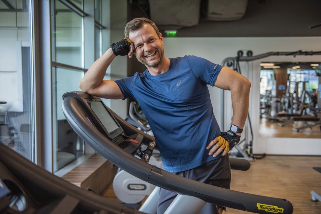 Усмихнатият актьор е първият участник в инициативата Get in Shape Vol. 2, чиято цел е да помогне на читателите на Webcafe.bg да се преборят с отрицателните ефекти, които изминалите тежки месеци нанесоха на физиката и психиката ни.