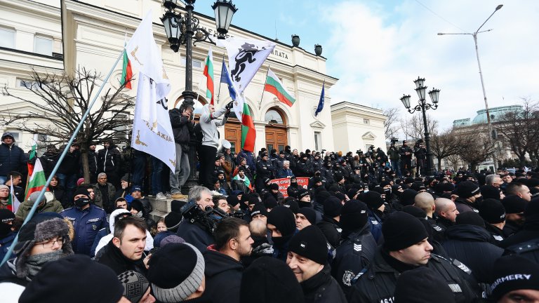 Протестиращи опитаха да влязат в парламента