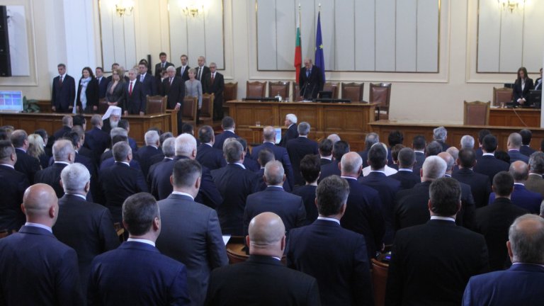 Депутатите в новия парламент се заклеха. На тържественото заседание присъства президентът Румен Радев, патриарх Неофит и предаствители на другите вероизповедания, служебното правителство и дипломати