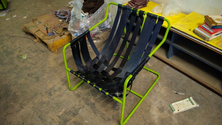 Стол от автомобилни колани