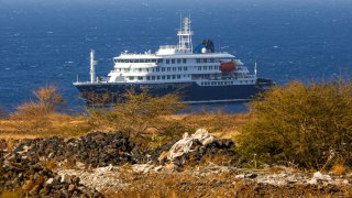 Корабът с хантавирус се насочва към Канарските острови