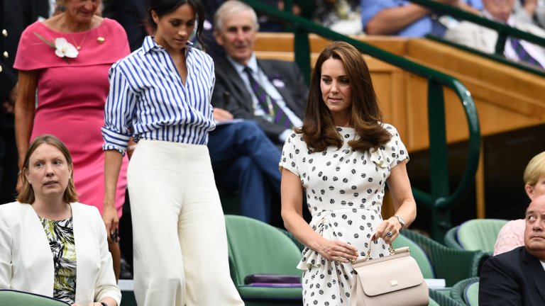 Английските медии отбелязват, че Меган е избрала да присъства с рокля на Ралф Лорън, а Кейт с такава на дизайнера Джени Пакам